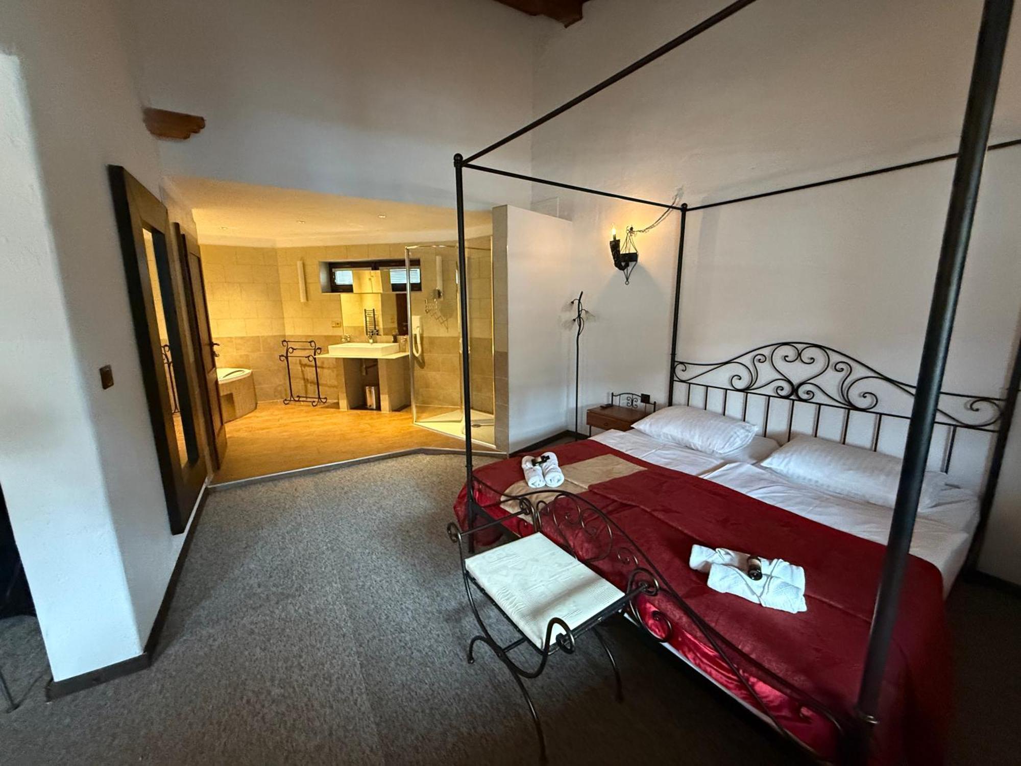 Hotel Plzensky Dvur Frydek-Mistek Ngoại thất bức ảnh